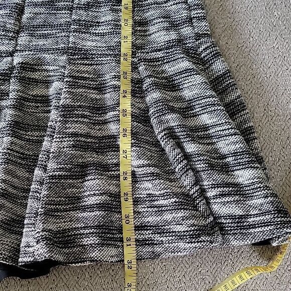 Banana Republic Black and Cream Fit and Flare Tweed Sleeveless Dress - Size 4 - Picture 14 of 16